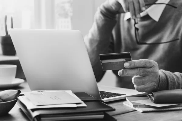 Old man holding credit card — Stock Photo, Image