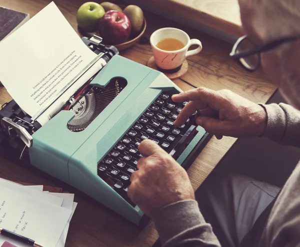 기자 남자 typewriting 기계에 입력 — 스톡 사진