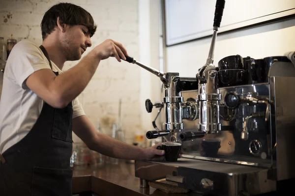Barista φτιάχνοντας καφέ — Φωτογραφία Αρχείου
