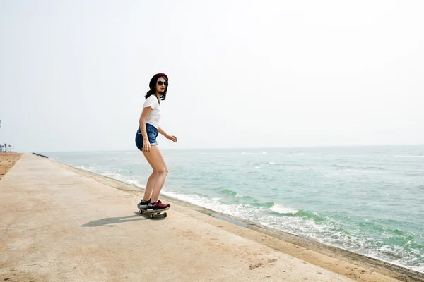 Femme équitation skateboard — Photo