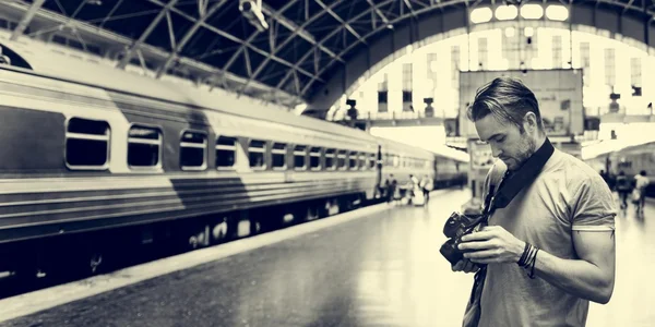 Hombre con cámara en la estación de tren —  Fotos de Stock