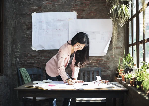 Businesswoman working at office — Stock Photo, Image