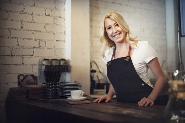 Mujer barista trabajando en la cafetería —  Fotos de Stock