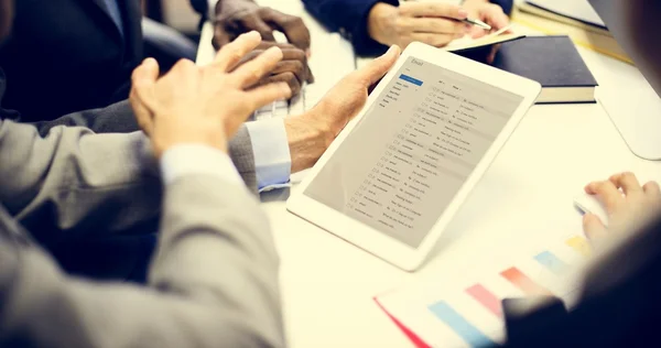 Geschäftsleute nutzen digitales Tablet — Stockfoto