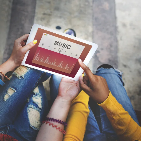 Mulheres navegando em tablet — Fotografia de Stock