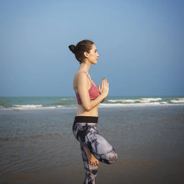 Mulher fazendo meditação ioga — Fotografia de Stock