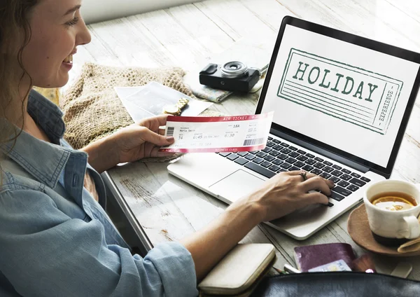 Vrouw werkt met laptop — Stockfoto