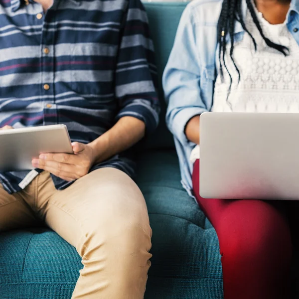 Groep van mensen met behulp van digitale gadgets — Stockfoto