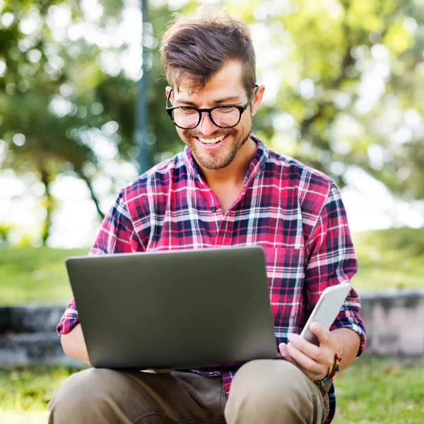 Jovem com laptop — Fotografia de Stock