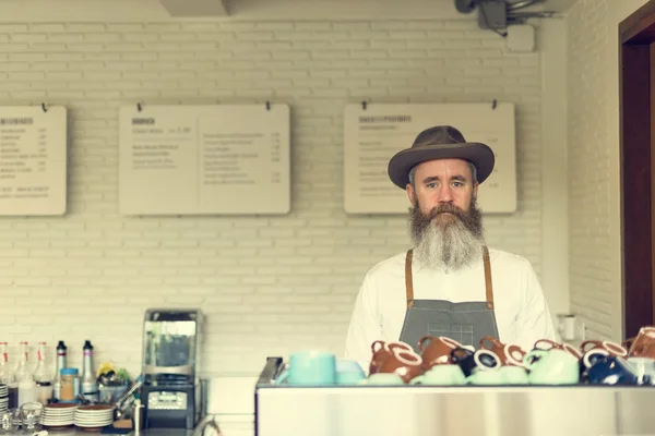 Homem barista com barba — Fotografia de Stock