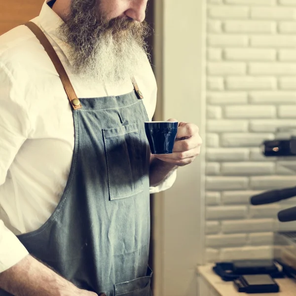 Homem barista com barba — Fotografia de Stock