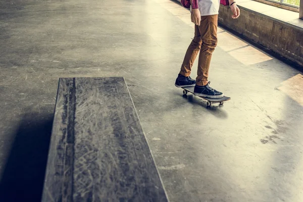 Skater jazda na deskorolce — Zdjęcie stockowe