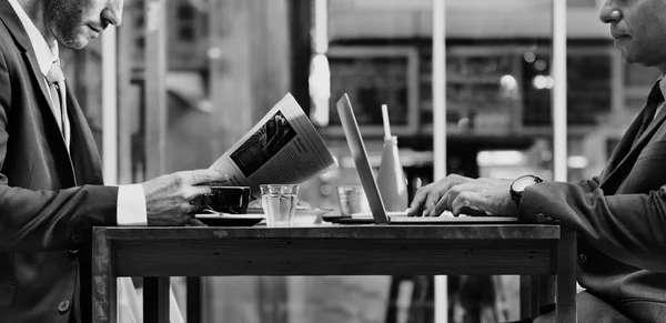 Empresários que trabalham no café — Fotografia de Stock