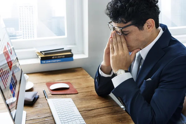 Cansado homem de negócios no trabalho — Fotografia de Stock