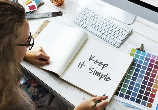 Dibujo de mujer en cuaderno de bocetos — Foto de Stock