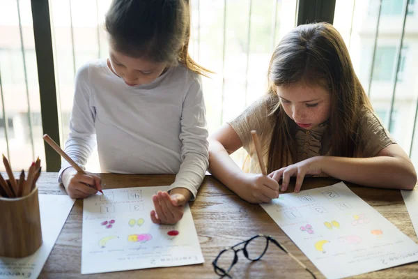 Desenho de meninas em colorir-livro — Fotografia de Stock