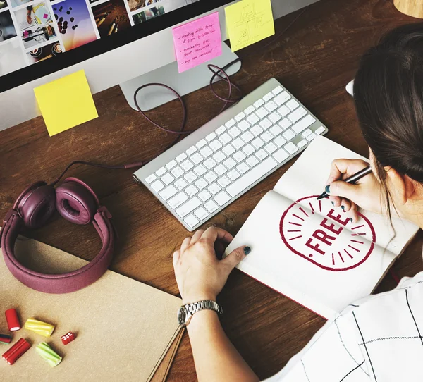 Femme travaillant dans le studio de design — Photo