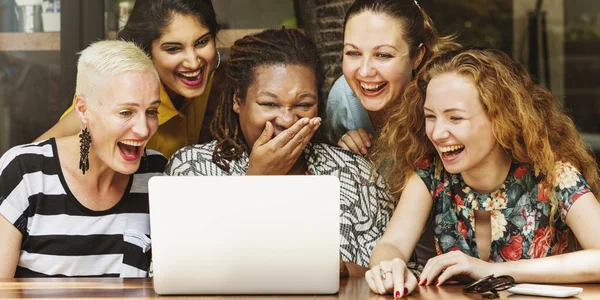 Amici che guardano il computer portatile — Foto Stock