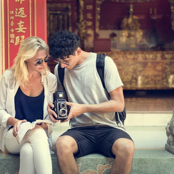 Casal olhando fotos na câmera — Fotografia de Stock