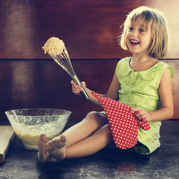 Meisje maken van deeg voor zelfgemaakte cookies — Stockfoto