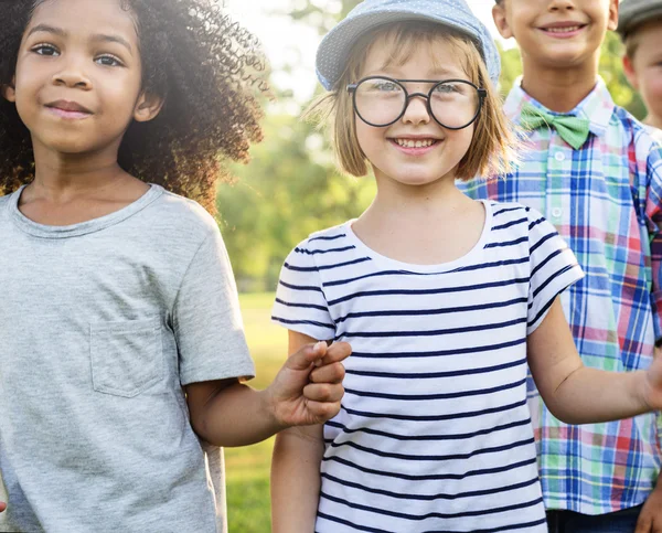 陽気な子供は一緒に楽しい時を過す — ストック写真