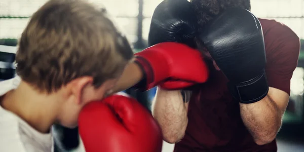 Ragazzo formazione Boxe Esercizio — Foto Stock