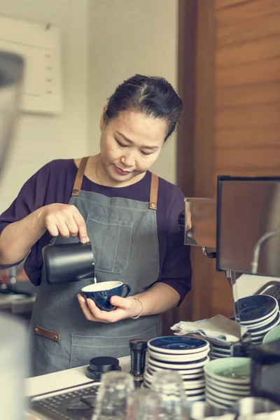 Barista dělat kávu v kavárně — Stock fotografie