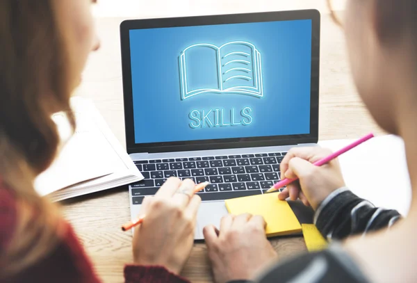 Mädchen arbeiten mit Laptop — Stockfoto