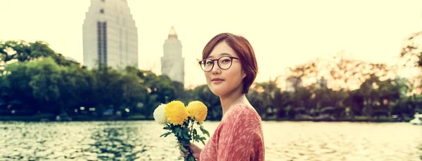 Asiatisk flicka med blommor — Stockfoto