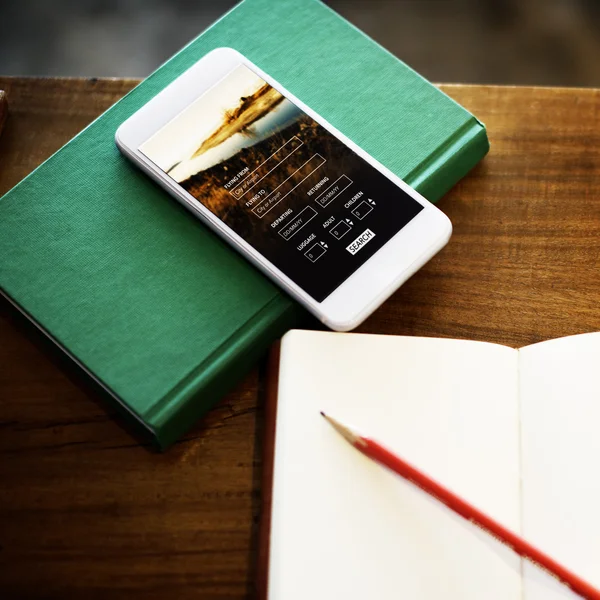 Diário para notas e telefone inteligente — Fotografia de Stock