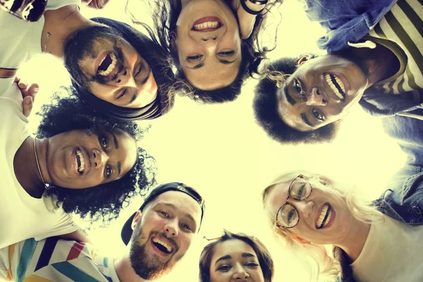 Equipo de estudiantes en abrazo círculo — Foto de Stock