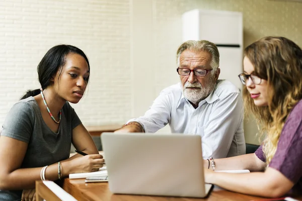 Mensen die op een laptop werken — Stockfoto