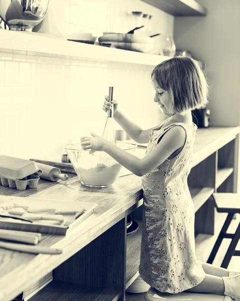 Meisje maken van deeg voor zelfgemaakte cookies — Stockfoto