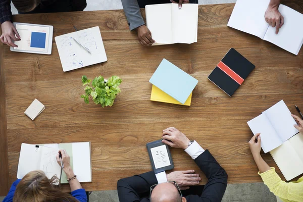 Mensen uit het bedrijfsleven werken tijdens de bijeenkomst — Stockfoto