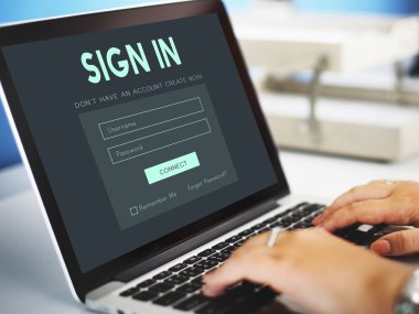 Dizüstü bilgisayarla çalışan kadın