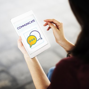 Dijital aygıt kullanan genç kadın