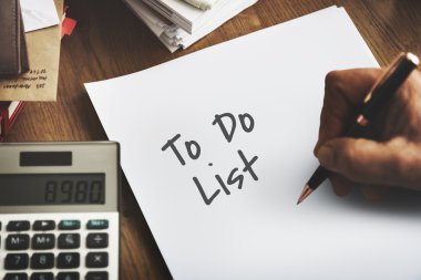 beyaz kağıt üzerine yazma kişi