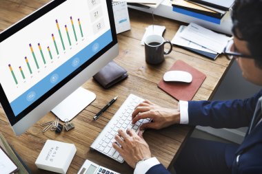 bilgisayar kullanarak iş adamı  