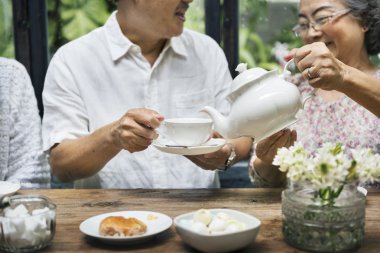 yaşlı çift çay içme