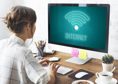 Tasarım stüdyosu çalışan kadın