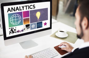 Ofiste çalışan bir iş adamı.