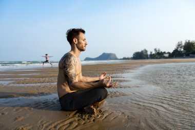 Yoga, meditasyon yapan erkek