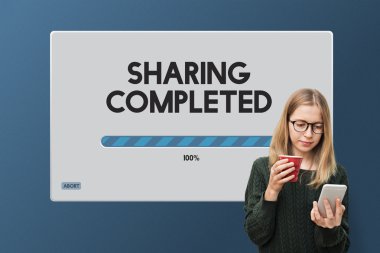 smartphone ve kırmızı Kupası kızla