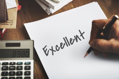 beyaz kağıt üzerine yazma kişi