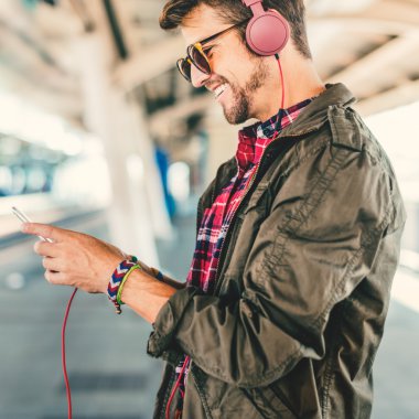 Kulaklıklı genç adam. 