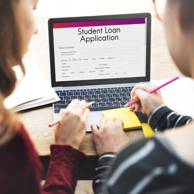 laptop ile çalışan kızlar