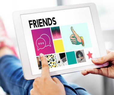Dijital tablet elinde tutan kişi