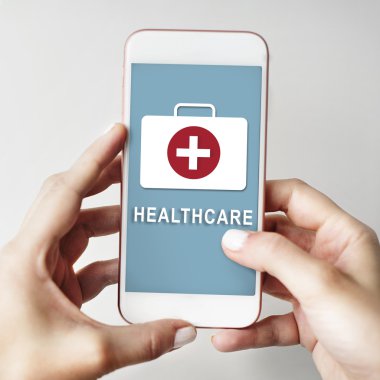 Cep telefonu ellerinde.