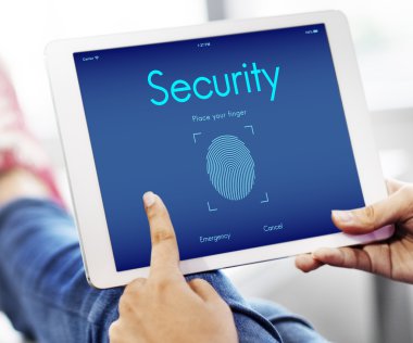 Dijital tablet elinde tutan kişi