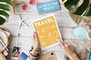 dijital tablet kullanan kadın